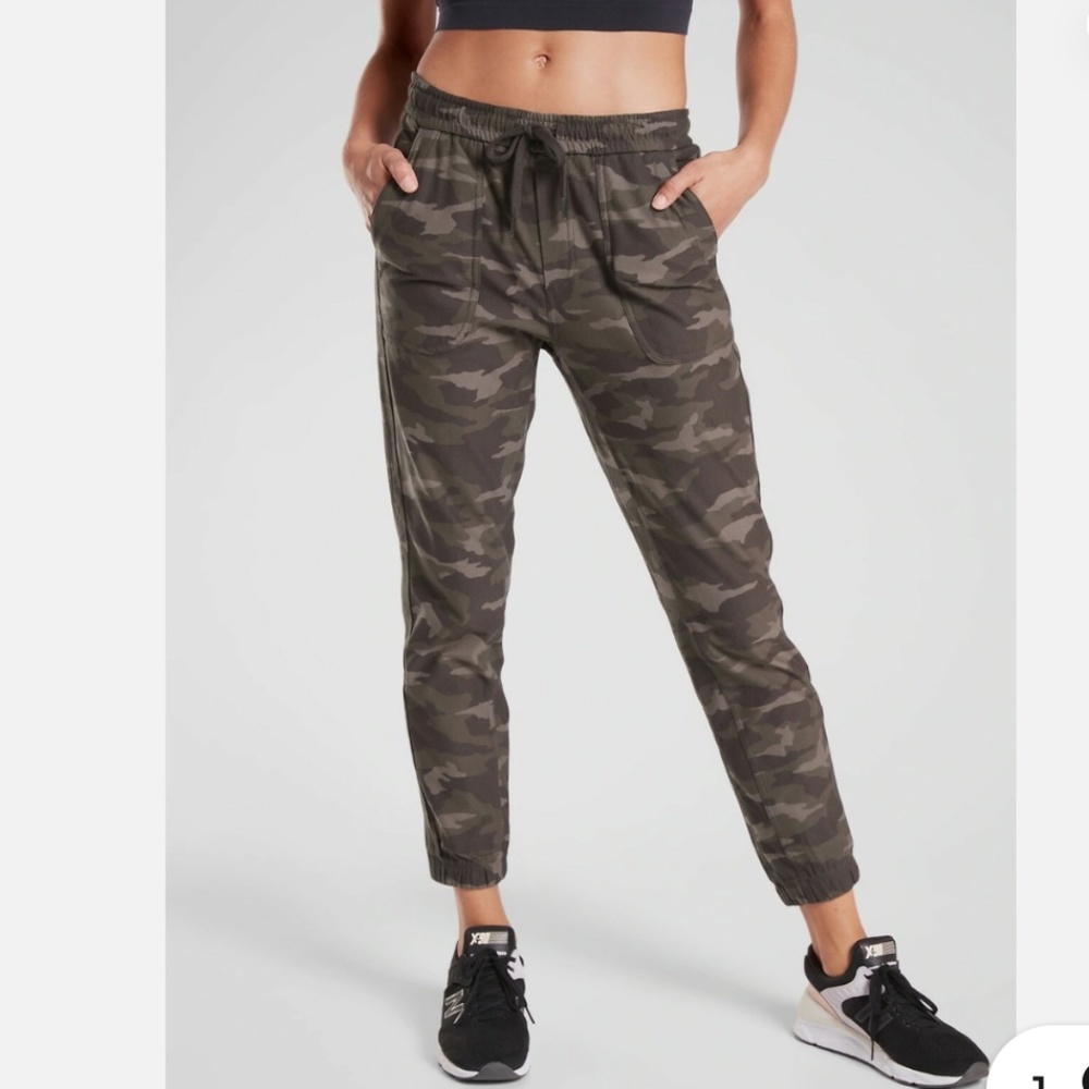 Athleta Camo Farallon Jogger Pants Cuffed Olive Green Camo Women’s Size 4